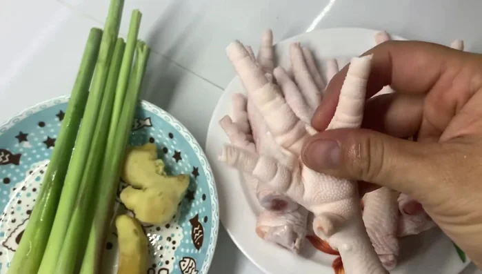 Làm sạch chân gà: Cắt bỏ móng, rửa sạch với rượu và muối, ngâm nước lạnh để khử mùi hôi.