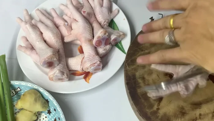 Tách đôi chân gà để ướp dễ thấm và nướng không bị rút lại.