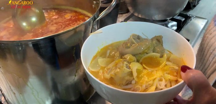 Ướp thịt: Giò heo, sườn ướp với đường, hạt nêm, nước mắm, tỏi băm, gừng. Để tủ lạnh 1-2 tiếng.