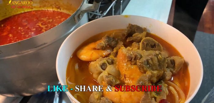 Chiên thịt: Cho dầu ăn vào chảo, chiên giò heo và sườn đến khi vàng đều hai mặt.