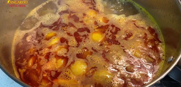 Nấu nước lèo: Nấu sôi 3-4 lít nước, cho thịt đã chiên vào, thêm nước ướp thịt còn lại, ớt chuông xay, 2 lon nước ngọt. Nấu 30 phút, vớt bọt, nêm nếm.