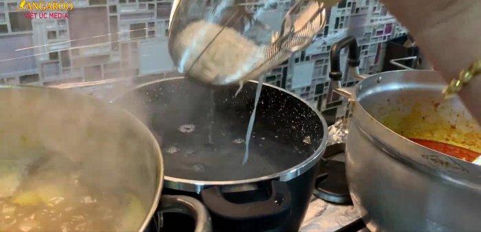 Thành phẩm: Trụng bánh phở, cho vào tô. Chan nước lèo, thêm giò heo, rau sống, rau thơm, đậu phộng, chanh, ớt.