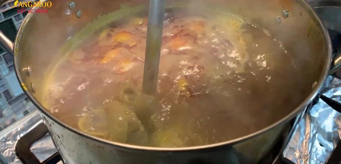 Sơ chế nguyên liệu: Giò heo và sườn ngâm nước muối 15 phút, cạo sạch lông, rửa sạch, trần qua nước sôi.