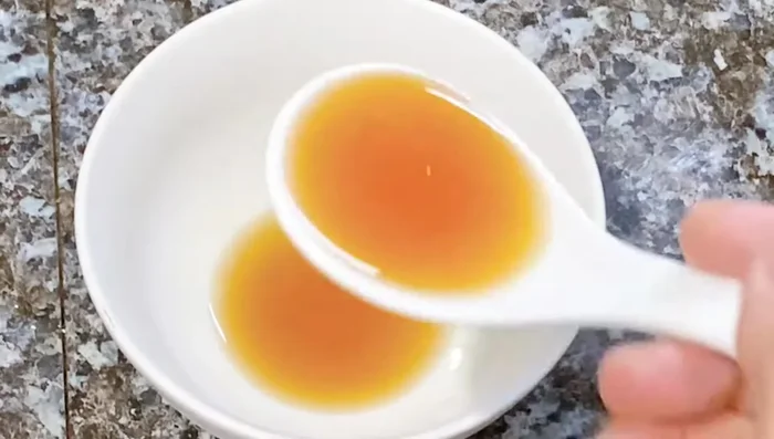 Pha nước sốt: 2 muỗng canh nước mắm, 3 muỗng canh nước lọc, 1 muỗng canh đường, 1 muỗng canh tương ớt, 1/8 muỗng cà phê hạt nêm. Khuấy đều cho tan.