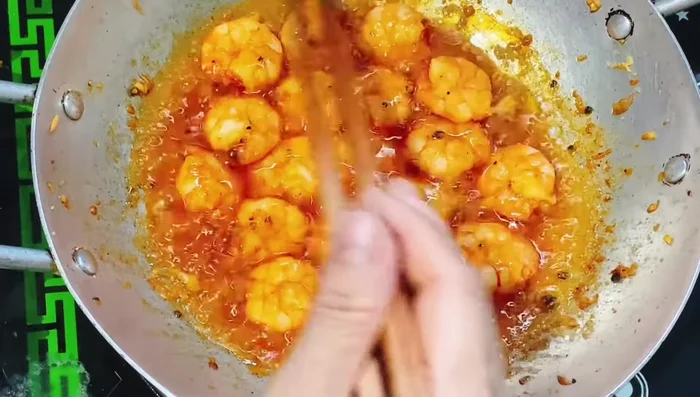 Thêm nước màu dừa (tùy chọn) để màu tôm đậm hơn.