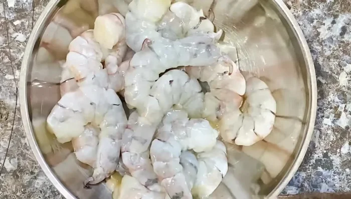 Ướp tôm với 1/8 muỗng cà phê tiêu, 1 tép hành tím băm nhỏ. Trộn đều.