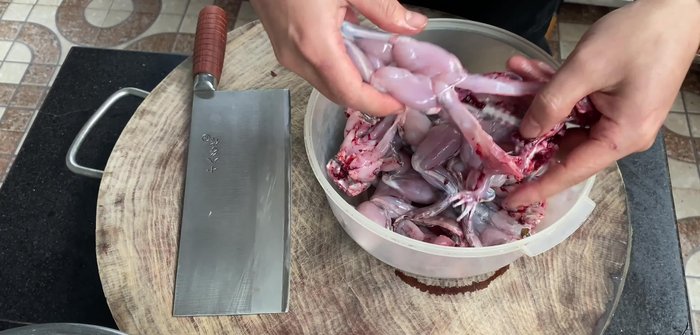 Chuẩn bị thịt ếch: Nếu mua thịt ếch đã làm sẵn thì bỏ qua bước này. Nếu làm tại nhà, làm sạch, chặt miếng vừa ăn.