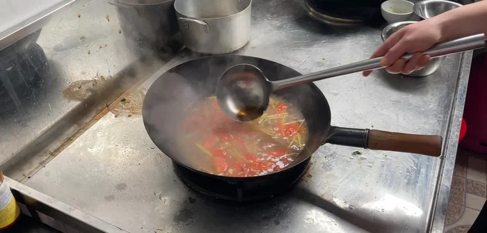 Nêm nếm gia vị: Thêm gia vị gồm hạt nêm, nước mắm, đường, nước cốt chanh cho vừa miệng.