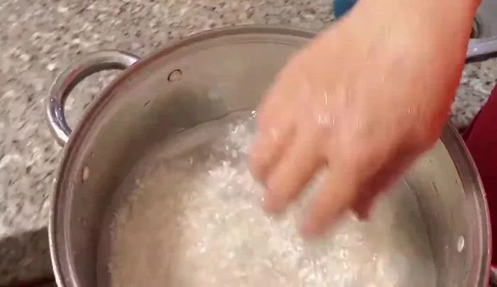 Sơ chế chim bồ câu: làm sạch, ướp muối và chanh.