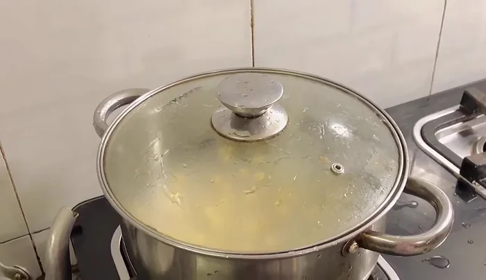 Thêm hạt sen vào nồi cháo đang sôi.