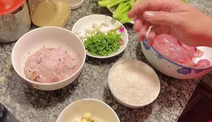 Vo gạo tẻ và gạo nếp, chuẩn bị hạt sen.
