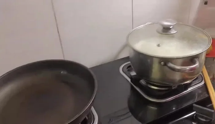 Xào sơ sụn heo với dầu ăn.