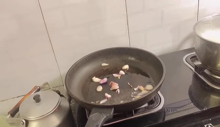 Thêm chim bồ câu vào xào cùng sụn heo.