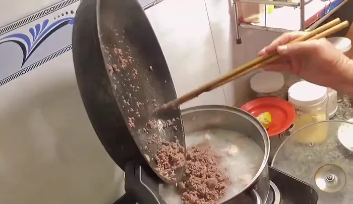 Cho hỗn hợp chim bồ câu và sụn heo vào nồi cháo.