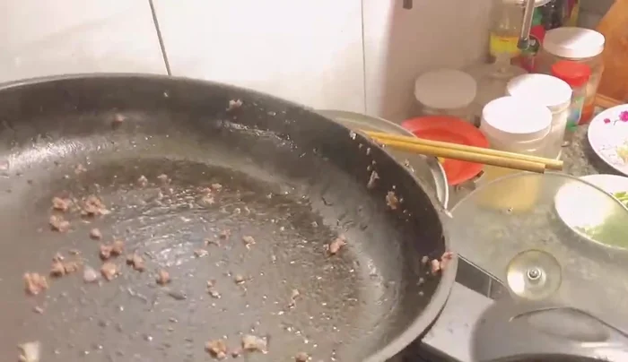 Đun sôi cháo đến khi chim chín mềm, hạt sen nở đều.