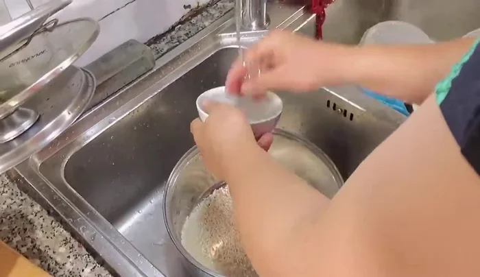 Cho gạo vào nồi, thêm nước và đun sôi.