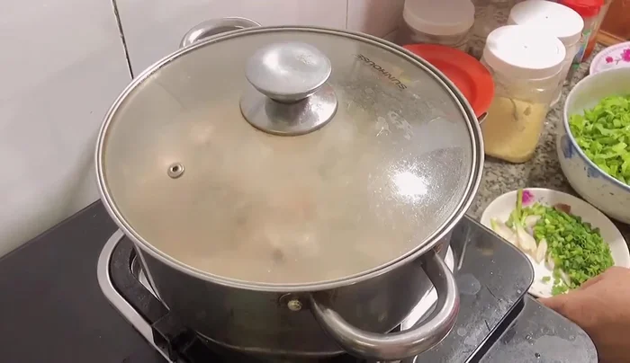 Nêm nếm gia vị (nước mắm) cho vừa ăn.