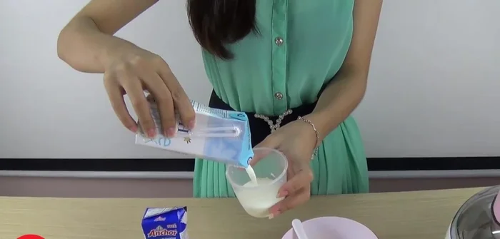 Làm kem cơ bản: Trộn đều 100ml sữa tươi, 100ml kem sữa tươi và đường theo khẩu vị.