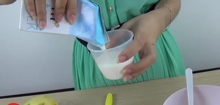 Trộn 100ml sữa tươi, 100ml kem sữa tươi, hỗn hợp xoài xay nhuyễn và đường theo khẩu vị.