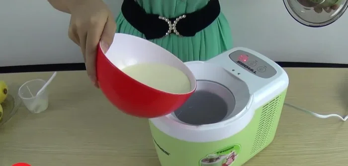 Đổ hỗn hợp vào máy, đậy nắp và chọn chế độ kem cứng hoặc kem mềm.