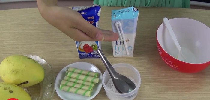 Chuẩn bị nguyên liệu: Sữa tươi không đường, kem sữa tươi, đường (lượng tùy khẩu vị), xoài và đường trắng.