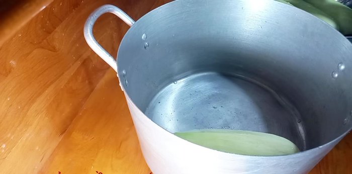 Cho bắp vào nồi, đổ nước ngập mặt bắp (273-285.919)
