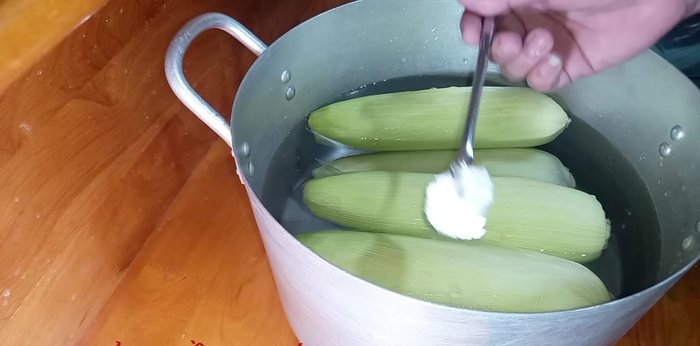 Thêm 2 muỗng cà phê muối và 2 muỗng cà phê bột baking soda vào nồi (296.52-314.16)