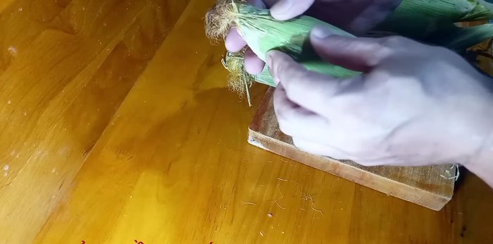 Lột bỏ một phần vỏ bắp, không lột hết (giữ lại khoảng một nửa vỏ). Cắt ngang phần gần cuốn để dễ cho vào nồi (30.359-50.719)