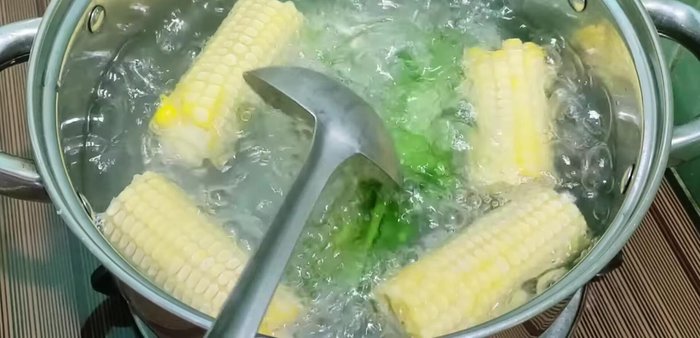 Cho lá dứa vào nồi chè, đun sôi thêm 1 phút. Vớt lá dứa và cùi bắp ra.