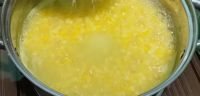 Cho 130g đường và 1/4 muỗng cà phê muối vào nồi chè. Đun sôi thêm 2 phút.