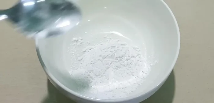 Hòa tan 3 muỗng canh bột năng với một ít nước cho đến khi tan đều.