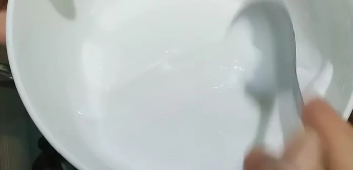 Cho hỗn hợp bột năng vào nồi chè, khuấy đều liên tục cho đến khi bột năng tan đều và chè sệt lại.