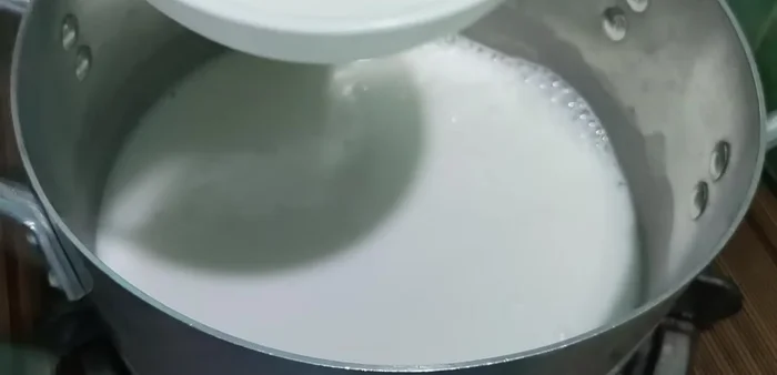 Cho hỗn hợp bột năng vào nước cốt dừa, khuấy đều đến khi sôi và bột năng chín. Tắt bếp.