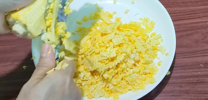 Rửa sạch bắp, dùng dao xắt mỏng bắp (sử dụng dao hai lưỡi sẽ dễ hơn). Giữ lại phần cùi bắp.