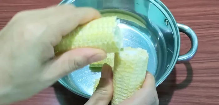 Cho cùi bắp vào nồi, thêm 1.5 lít nước. Đậy nắp, đun sôi. Sau khi sôi, tiếp tục đun thêm 3 phút.