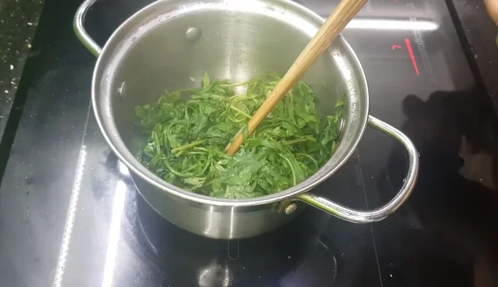 Thêm hạt nêm và tiêu vào hỗn hợp.