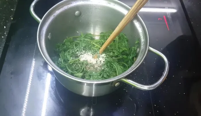 Thêm ớt (nếu muốn ăn cay).