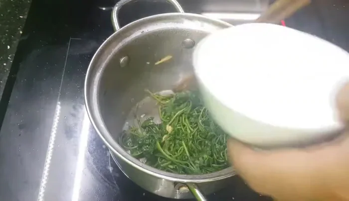 Cho nước nóng (nước sôi) vào nồi, thả trứng vịt lộn vào hầm.