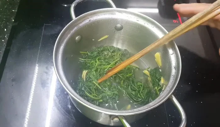 Đậy vung, đun nhỏ lửa khoảng 30 phút.