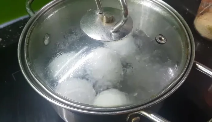 Vớt trứng ra, đập vào tô.