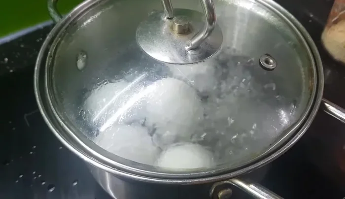 Cho ngải cứu vào xào cùng.