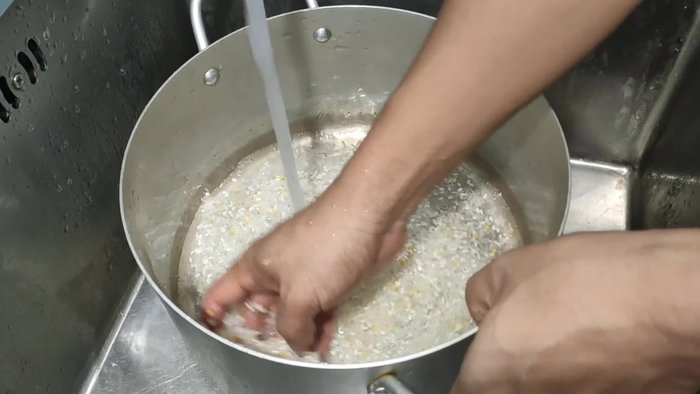 Vo sạch gạo tẻ, gạo nếp và đậu xanh.
