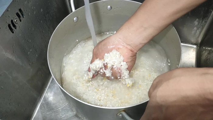 Cho gạo và nước vào nồi, nấu cháo.