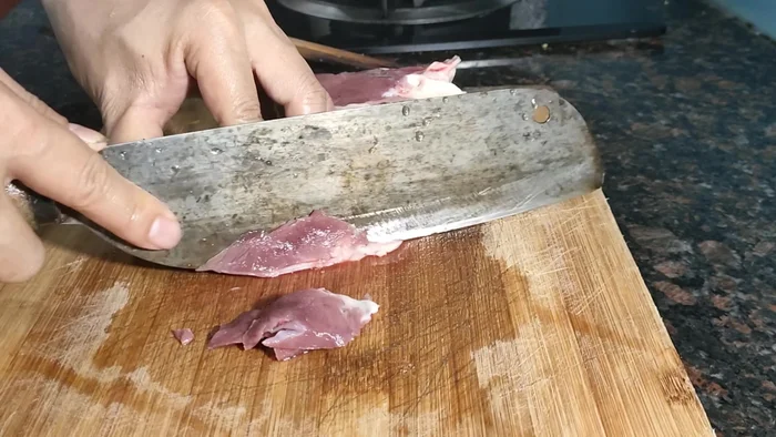 Thái mỏng tim, lòng heo và cắt nhỏ lá lách.