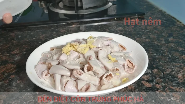 Ướp tim, lòng, lá lách với gừng và gia vị.