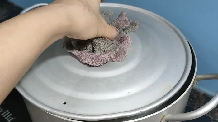 Khi cháo gần chín, cho tim, lòng, lá lách vào nấu cùng.