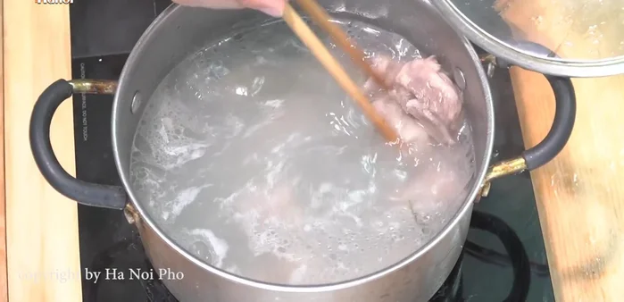 Hầm xương ống (hoặc xương sườn) khoảng 1 tiếng, sau đó cho xương cá vào hầm thêm 30 phút để nước dùng ngọt.