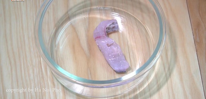 Thái cá rô phi, ướp với hạt nêm và hạt tiêu, để 10 phút.