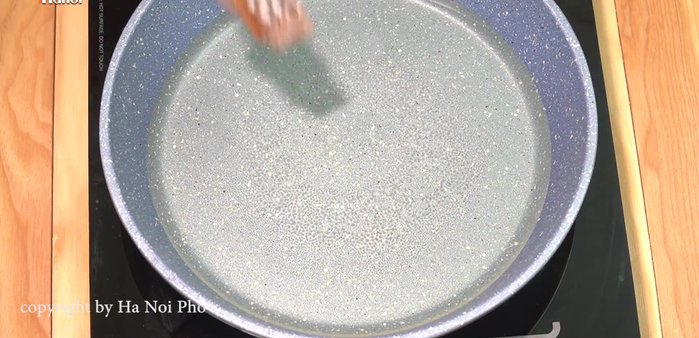 Chiên cá rô phi cho giòn, sau đó cắt ra.