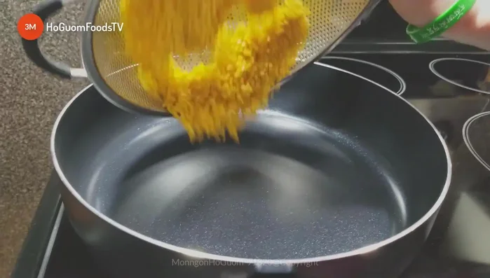 Vo sạch đậu xanh (đã bỏ vỏ) và trộn với một chút bột nghệ cho màu vàng đẹp mắt. Cho đậu xanh vào nồi, thêm một chút nước, nấu cho đến khi sôi.
